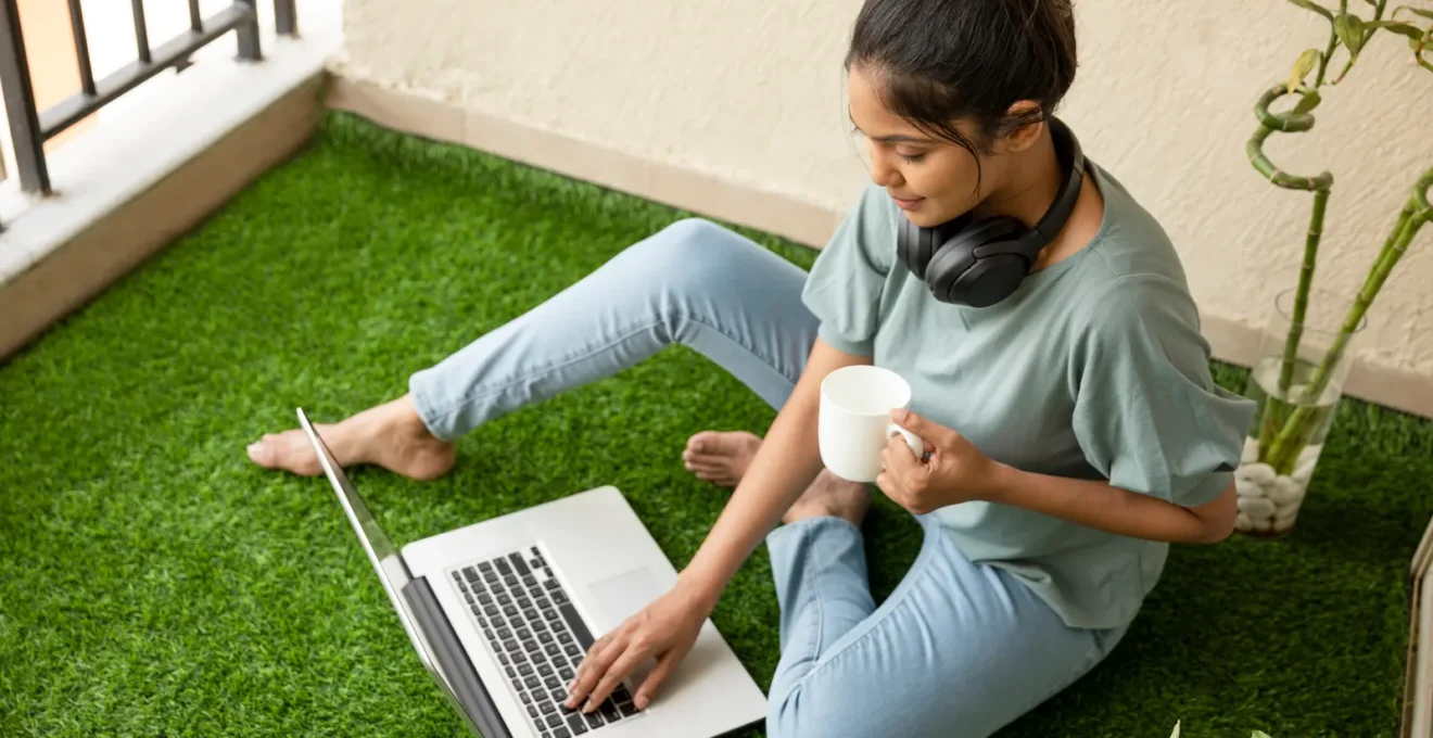 Découpe précise du gazon artificiel sur mesure avec un outil de précision.